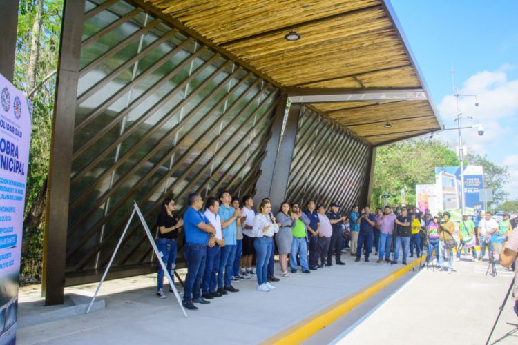 Lili Campos inaugura paradero para estudiantes