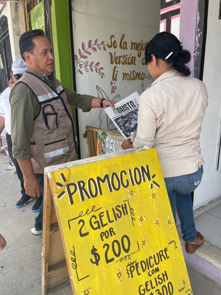 Abandera Wilians Ferrer Aguilar movimiento “Sigue a López” en Playa del Carmen