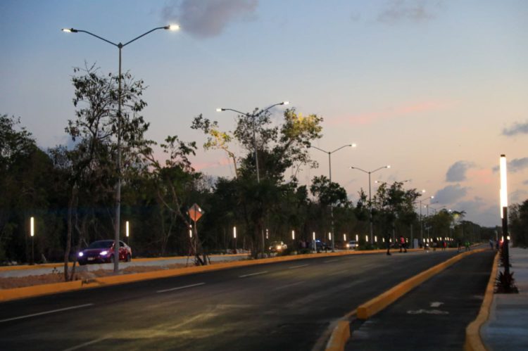 Recorre Lili Campos junto a ciudadanos  y funcionarios la recién construida Av. Diagonal 65