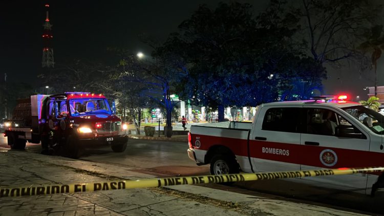 Se incendian tres vehículos en el taller de la agencia Automotriz Caribe