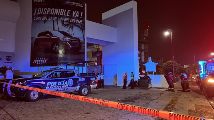 Se incendian tres vehículos en el taller de la agencia Automotriz Caribe