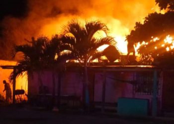 Persona resulta lesionada en incendio de vivienda en Bacalar