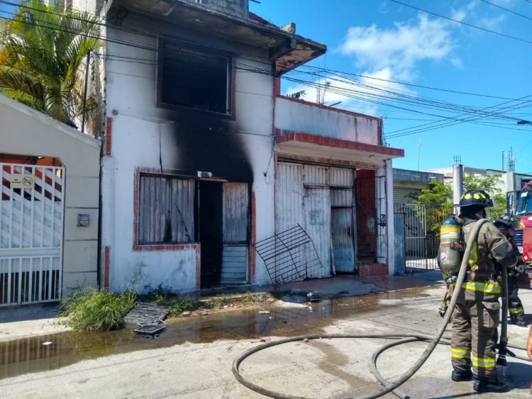 “Se los va a cargar la chin…” Amenazan sujetos al incendiar el bar “El Dicho” en Cancún