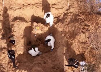 "Fotografía de archivo de una zona acordonada por peritos de la fiscalía en México, representando la investigación de fosas clandestinas reportada por Causa en Común en 2026."