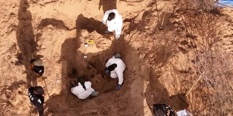 "Fotografía de archivo de una zona acordonada por peritos de la fiscalía en México, representando la investigación de fosas clandestinas reportada por Causa en Común en 2026."